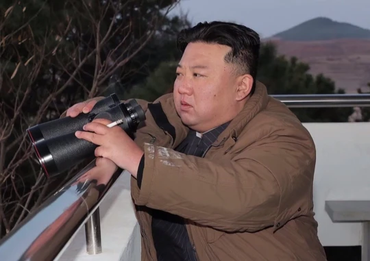 شاهد: مصير مأساوي لحارس زعيم كوريا الشمالية بسبب مارصده على ملابسه