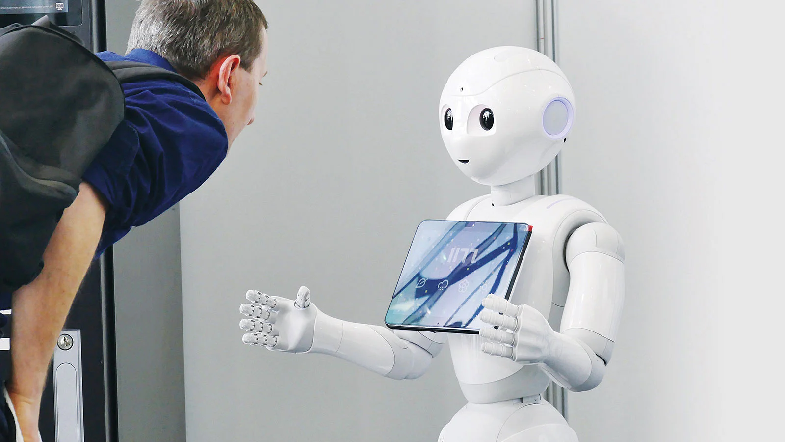 كيف تحصل روبوتات الذكاء الاصطناعي على معلوماتها؟ ومادور البشر في عملها؟