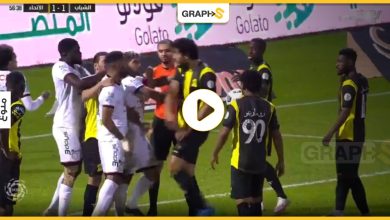 شجار بين لاعبي الشباب والاتحاد السعوديين داخل أرضية الملعب -فيديو