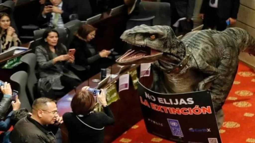 شاهد: ديناصور يقتحم مجلس النواب الكولومبي 