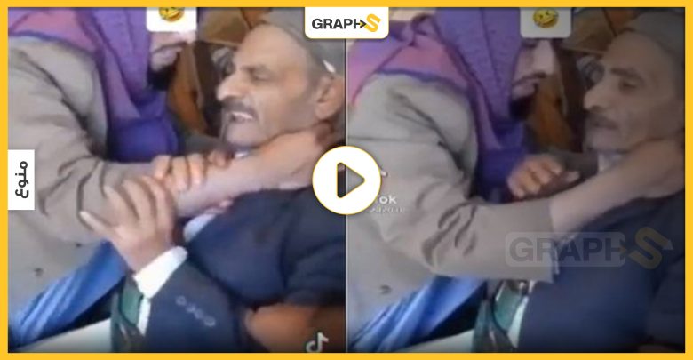 بالفيديو|| شيخ يمني يضرب مسن ويخنقه حتى تعرض للاغماء بزعم إخراج الجن