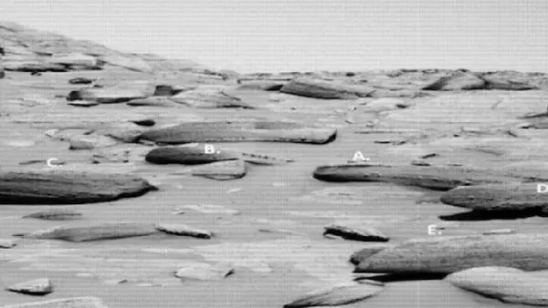 صورة لأشياء مختلفة التقطتها مركبة في المريخ لأشياء ليست من الصنع البشري