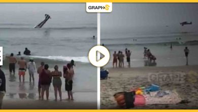 بالفيديو|| لحظة تحطم طائرة على شاطئ مزدحم في أمريكا.. والكشف عن مصير طاقمها