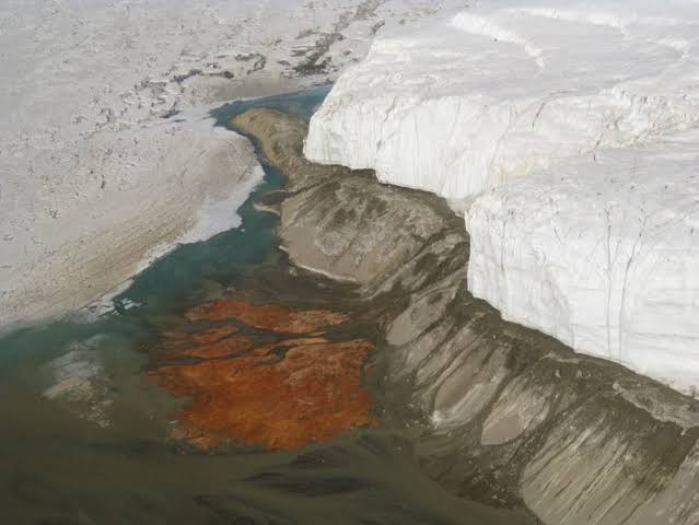  بعد قرن من الزمن.. العلماء يلحون لغز "شلال الدماء" الغامض بالقارة القطبية الجنوبية