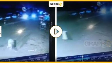 بالفيديو|| مشهد مؤلم لحظة تفجير يمني نفسه وزوجته معاً أمام مرأى من الناس