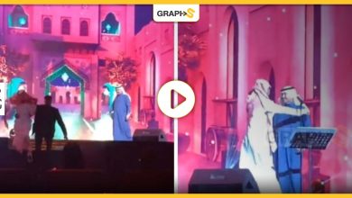 بالفيديو||شاب يصعد إلى المسرح ويحتضن محمد عبده في جدة وردة فعل الفنان أثارت الإعجاب