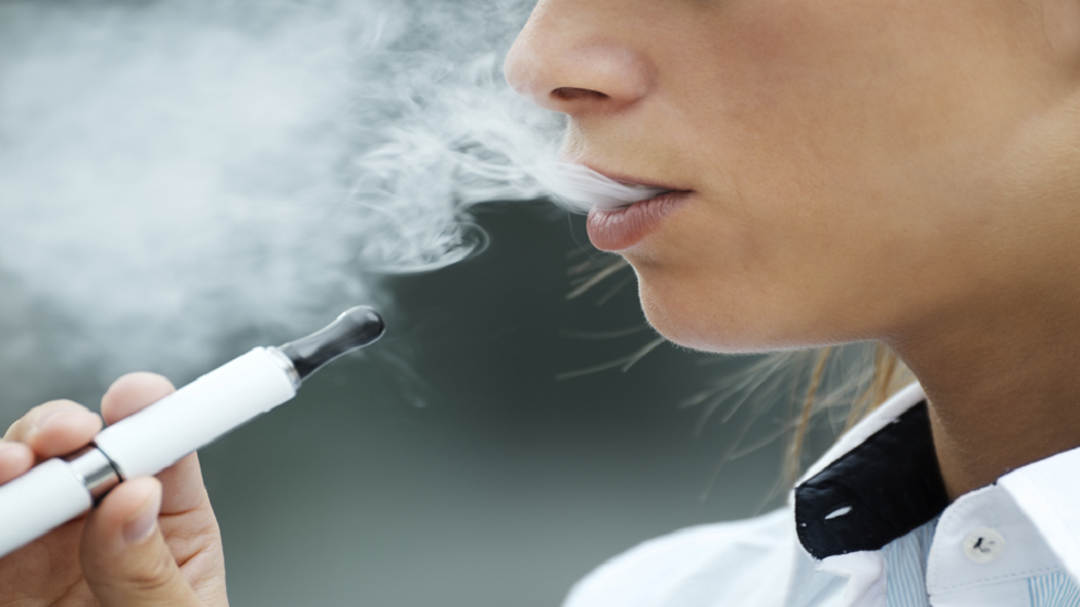 دراسة تركية تحذر من أثر التدخين الإلكتروني على حجم الخصيتين!