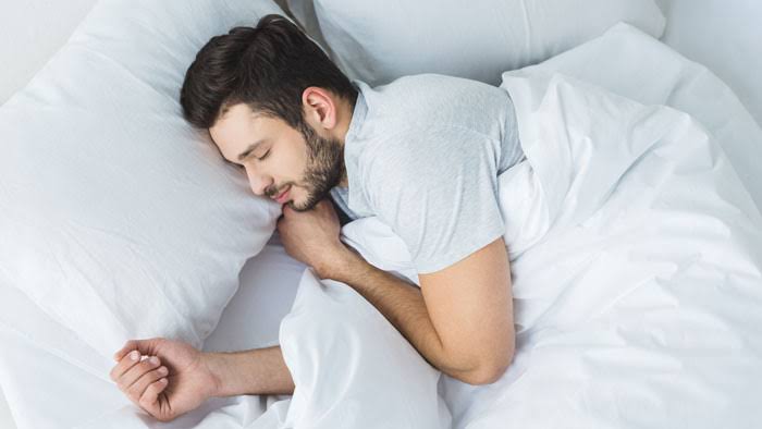 هل من المفيد النوم بعيدًا عن الشريك؟ المبيت في غرفتين منفصلتين
