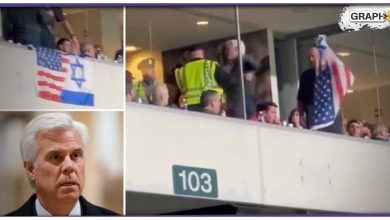 بالفيديو|| لحظة طرد سياسي أمريكي خلال حضوره مباراة بسبب رفعه علم إسرائيل