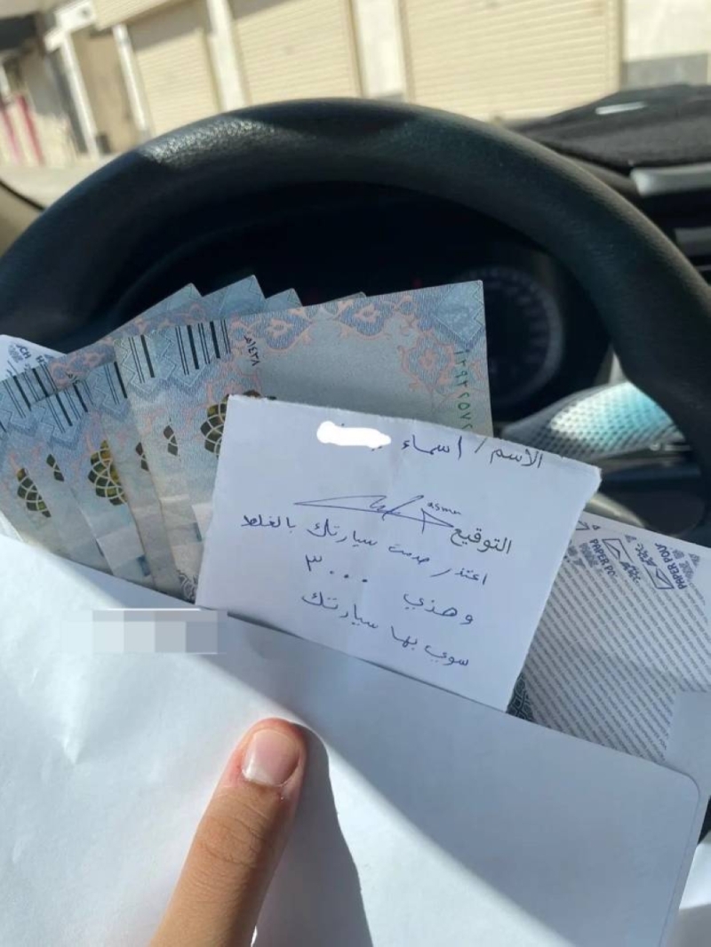 شاب يتفاجأ بمبلغ مالي تركته امرأة صدمت سيارته بالخطأ