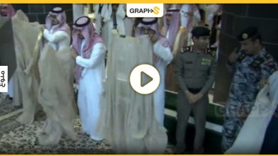 أمير سعودي ومصلون يقلبون البشت عقب صلاة الاستسقاء